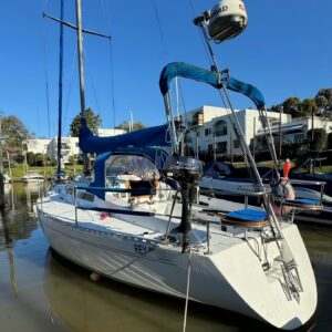 velero Arrou 34, astillero Rosendo. Casco y cubierta de madera laminada. en venta @mianibarcos