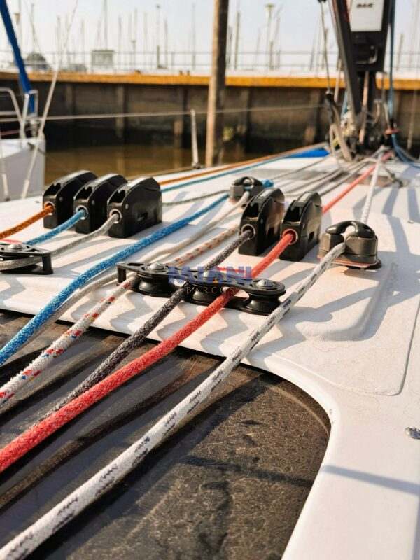 El mejor Cörum 300 en venta: velas North Sails carbono-kevlar, electrónica B&G, motor Yanmar, y componentes de carbono (timón, botavara, tangón). Impecable estado, listo para dominar regatas. ¡Oportunidad única! @mianibarcos
