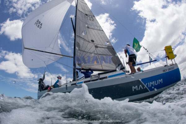 El mejor Cörum 300 en venta: velas North Sails carbono-kevlar, electrónica B&G, motor Yanmar, y componentes de carbono (timón, botavara, tangón). Impecable estado, listo para dominar regatas. ¡Oportunidad única! @mianibarcos