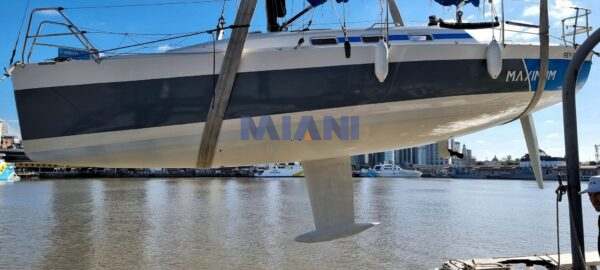 El mejor Cörum 300 en venta: velas North Sails carbono-kevlar, electrónica B&G, motor Yanmar, y componentes de carbono (timón, botavara, tangón). Impecable estado, listo para dominar regatas. ¡Oportunidad única! @mianibarcos