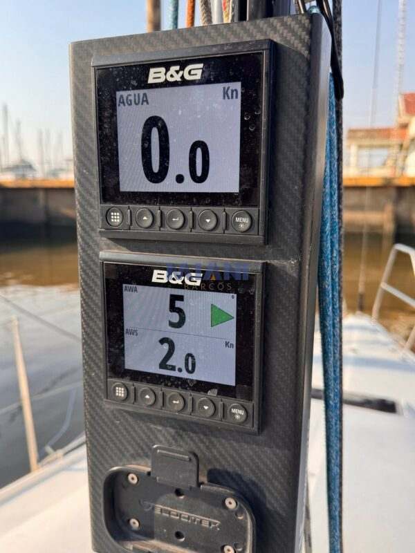 El mejor Cörum 300 en venta: velas North Sails carbono-kevlar, electrónica B&G, motor Yanmar, y componentes de carbono (timón, botavara, tangón). Impecable estado, listo para dominar regatas. ¡Oportunidad única! @mianibarcos