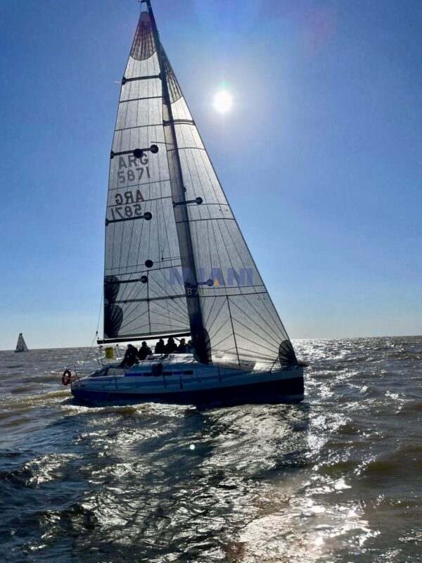 El mejor Cörum 300 en venta: velas North Sails carbono-kevlar, electrónica B&G, motor Yanmar, y componentes de carbono (timón, botavara, tangón). Impecable estado, listo para dominar regatas. ¡Oportunidad única! @mianibarcos