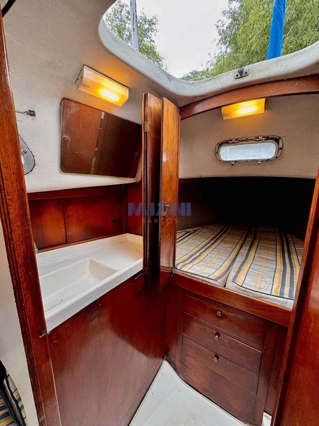 Bries serie 2 velero Bries serie 2. camarote de proa con cama doble, amplios cajones guardar todo. Baño de banda a banda con WC manual. amarrado en San Fernando, Bs As. en venta en @mianibarcos