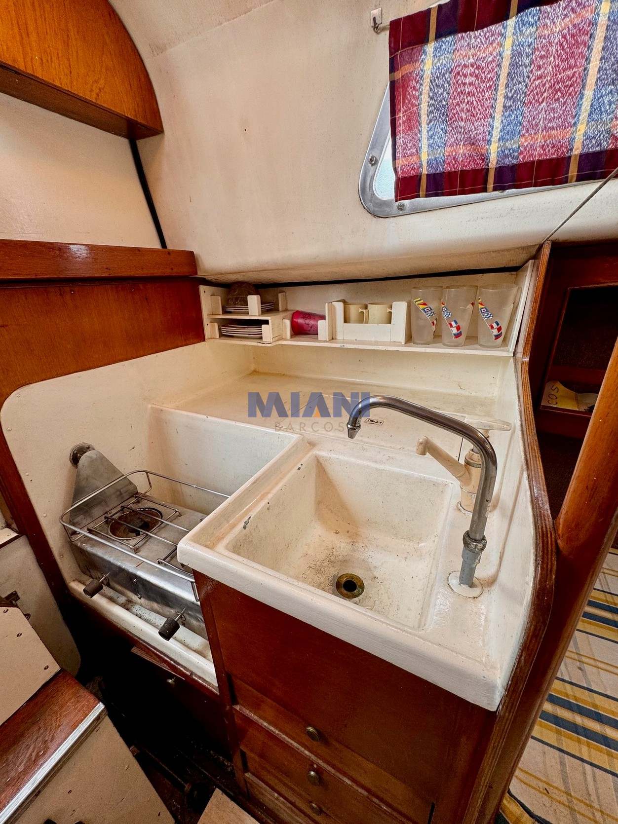 Bries serie 2 velero Bries serie 2. sector cocina con anafe de 2 hornallas, cocina electrica y bomba de agua potable y de rio. amarrado en San Fernando, Bs As. en venta en @mianibarcos