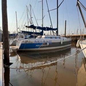 Embarcación Corum 300 Maximum, en venta por Miani Barcos. Perfil de crucero-regata amarrado en Olivos, destacando su estado impecable, jarcia y detalles de diseño del astillero Corum Yachts.