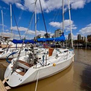 Quantum 34, amarra en Olivos, Bs As. en venta @mianibarcos. Diseño de Soto Acebal construido por la Universidad de Quilmes. Vista exterior banda de estribor.