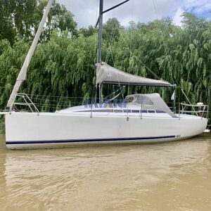 Velero Corum 300 modelo 2022 en venta. Miani Barcos, San Isidro. blanco con vivo azul, molinetes eléctricos, malacate y calado corto.