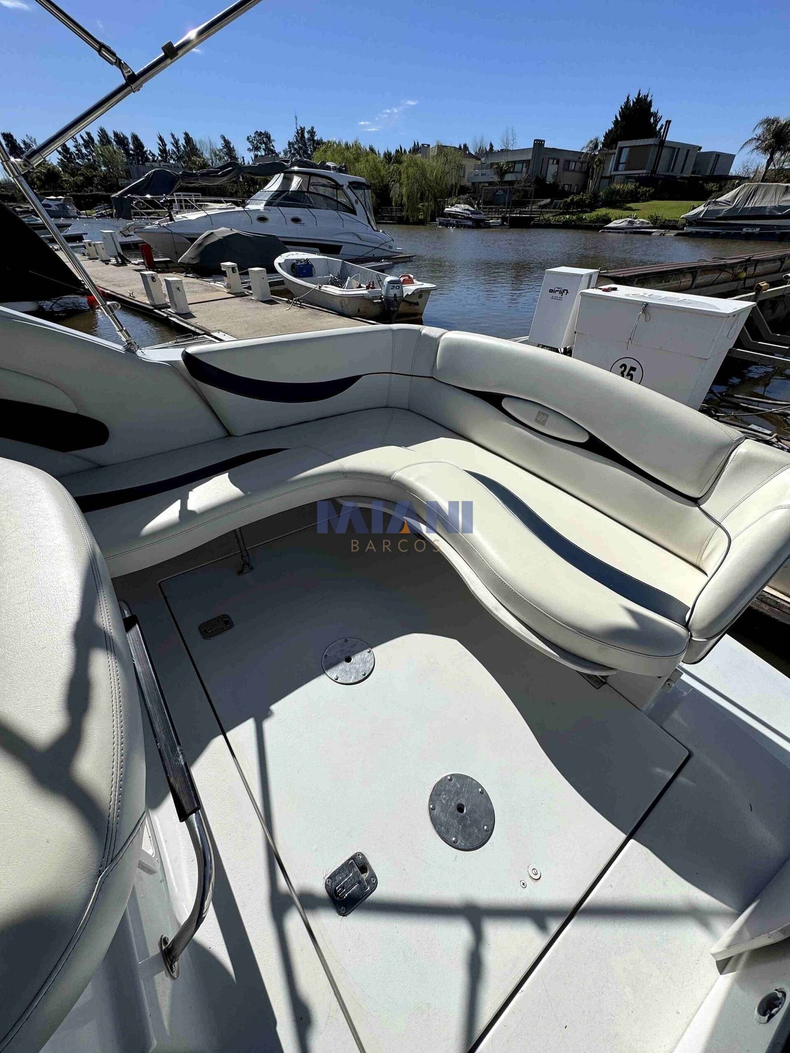 Four Winns 258 Vista (13) Four Winns 258 Vista (1998), motor Volvo 170hp td. Renovado en 2023, amarra en tigre. en venta en @mianibarcos. amplio cockpit