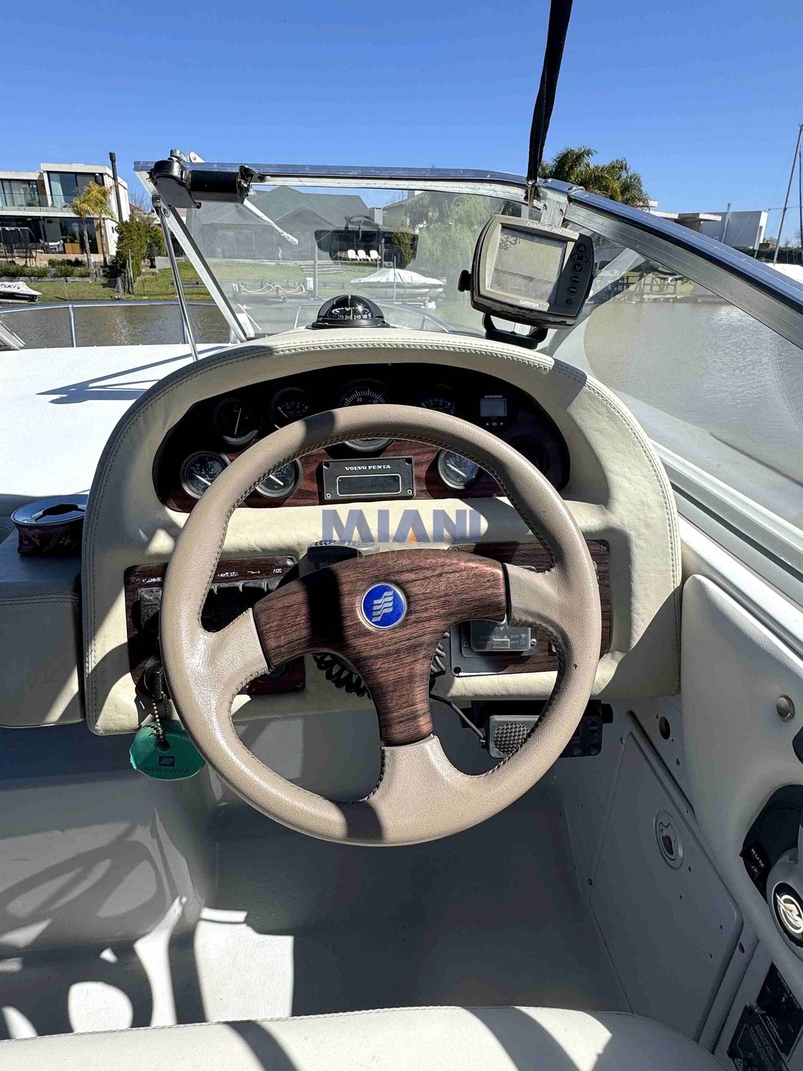 Four Winns 258 Vista (2) Four Winns 258 Vista (1998), motor Volvo 170hp td. Renovado en 2023, amarra en tigre. en venta en @mianibarcos. timonera