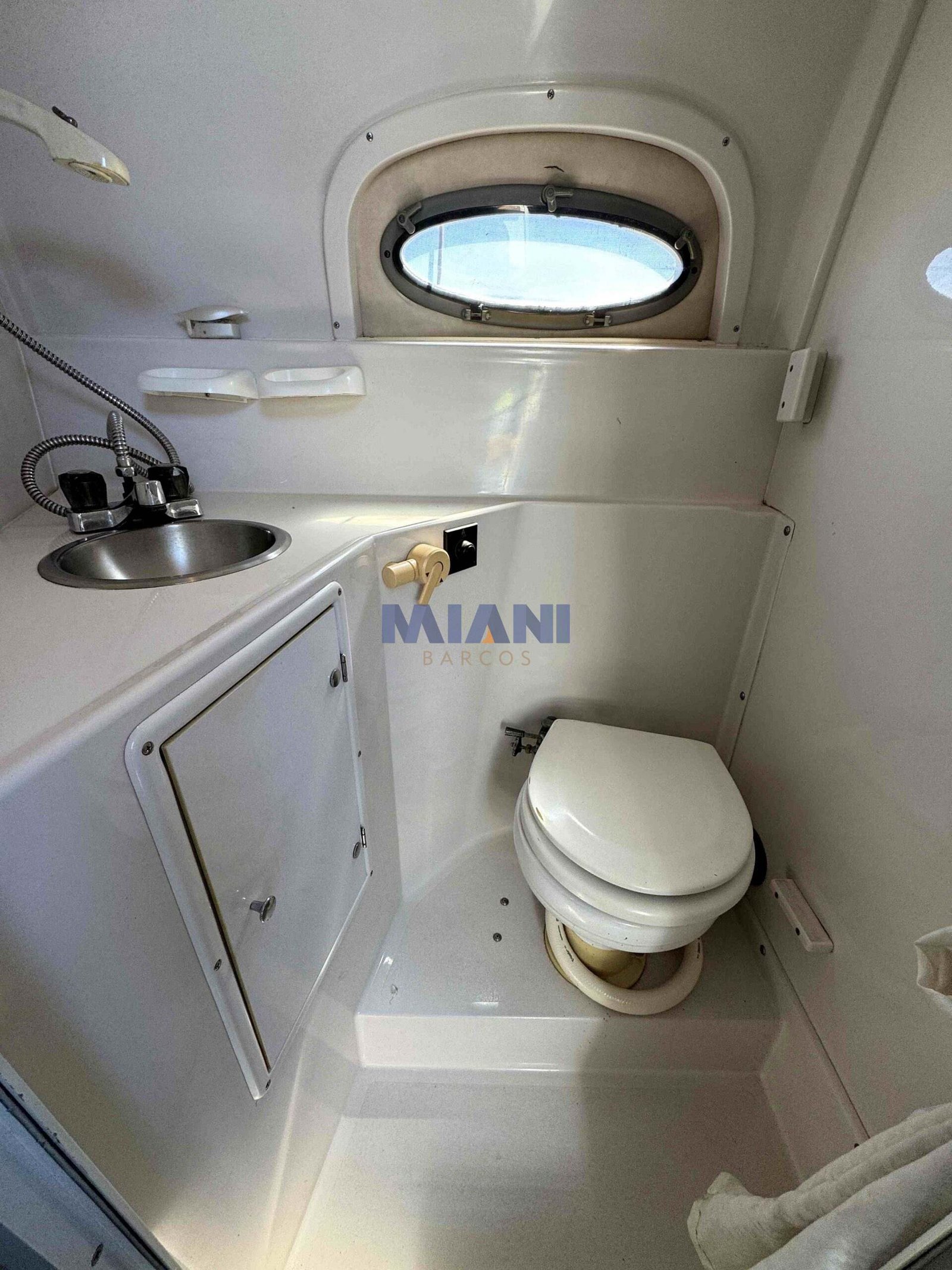 Four Winns 258 Vista (5) Four Winns 258 Vista (1998), motor Volvo 170hp td. Renovado en 2023, amarra en tigre. en venta en @mianibarcos. baño compartimentado con duchador