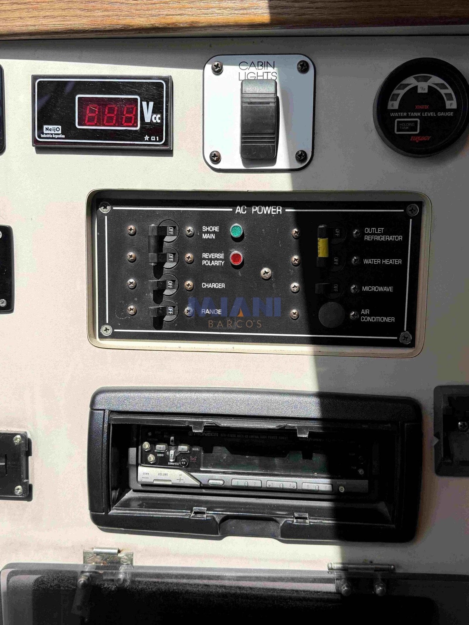 Four Winns 258 Vista (9) Four Winns 258 Vista (1998), motor Volvo 170hp td. Renovado en 2023, amarra en tigre. en venta en @mianibarcos. tablero electrico