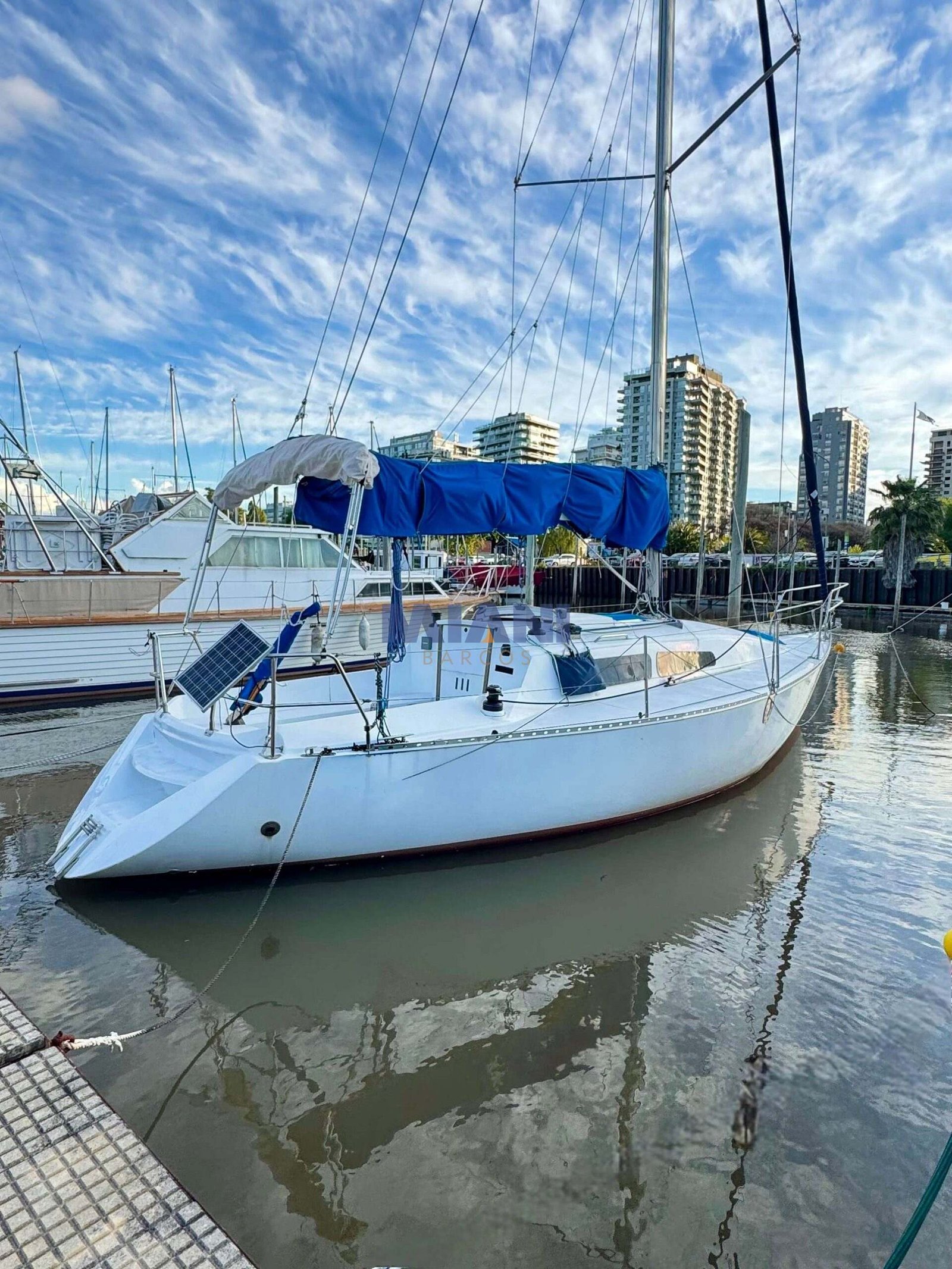 Resch 32 velero Resch 32, kit del 2014, botado en 2024. motor Bukh. amarra en Olivos. en venta @mianibarcos. vista exterior de banda.